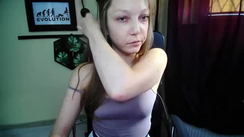 Snapshot of emilly_xkiss chatting on June 2026 06:18:02 AM Emilly online show from June 2026 06:18:02 AM