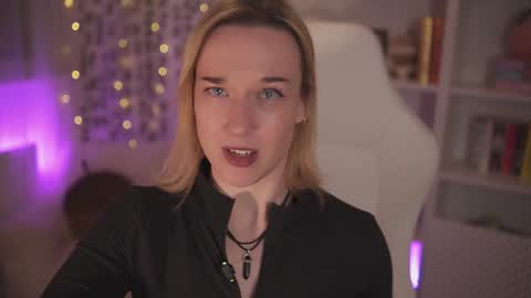 Em -  online show from December 2024 10:32:01 PM