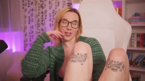 Em -  online show from February 2025 10:01:01 PM