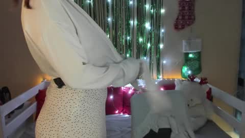 Snapshot of emily_gin chatting on December 2024 05:40:01 AM EMILY online show from December 2024 05:40:01 AM