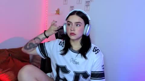 Snapshot of emily_lindey_ chatting on February 2026 04:17:01 AM Emily Lindey online show from February 2026 04:17:01 AM