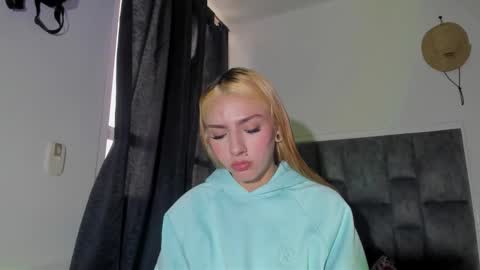 Snapshot of emily_pons chatting on March 2026 07:32:01 PM Emi online show from March 2026 07:32:01 PM