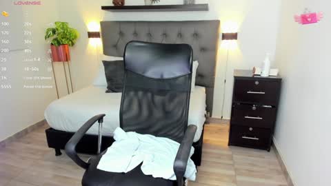 Snapshot of emily_villamil_ chatting on December 2024 11:51:01 PM Emi online show from December 2024 11:51:01 PM