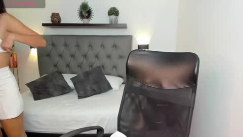 Snapshot of emily_villamil_ chatting on December 2024 07:54:01 PM Emi online show from December 2024 07:54:01 PM