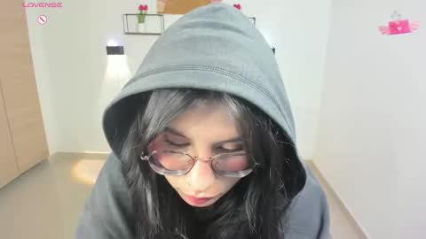 Snapshot of emily_villamil_ chatting on November 2025 10:42:01 PM Emi online show from November 2025 10:42:01 PM