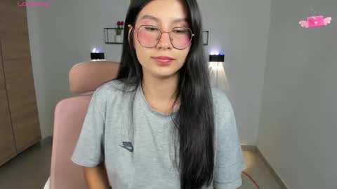 Snapshot of emily_villamil_ chatting on November 2025 09:59:01 PM Emi online show from November 2025 09:59:01 PM