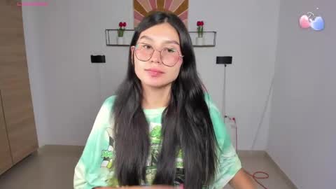 Snapshot of emily_villamil_ chatting on April 2026 09:50:01 PM Emi online show from April 2026 09:50:01 PM