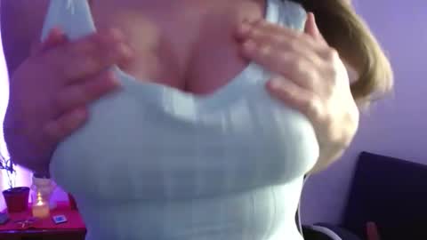 Snapshot of emilybluntt_ chatting on November 2025 10:58:01 AM Emily online show from November 2025 10:58:01 AM