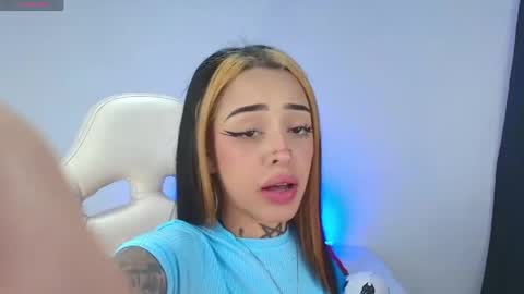 Snapshot of emilydaft chatting on April 2026 08:39:02 PM fari online show from April 2026 08:39:02 PM