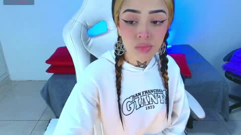 Snapshot of emilydaft chatting on April 2026 10:12:02 PM fari online show from April 2026 10:12:02 PM