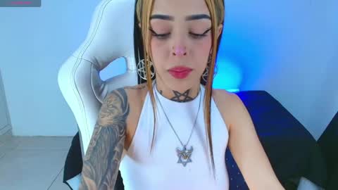 Snapshot of emilydaft chatting on April 2026 07:44:02 PM fari online show from April 2026 07:44:02 PM