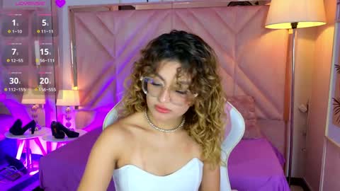 Snapshot of emilyjonesss_ chatting on April 2026 08:20:01 PM Emilyjonnes online show from April 2026 08:20:01 PM