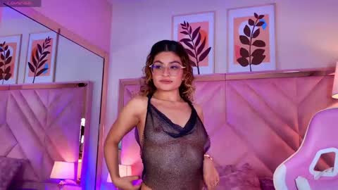 Snapshot of emilyjonesss_ chatting on April 2026 10:14:02 PM Emilyjonnes online show from April 2026 10:14:02 PM