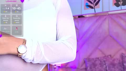 Snapshot of emilyjonesss_ chatting on April 2026 09:32:01 PM Emilyjonnes online show from April 2026 09:32:01 PM