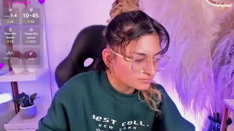 Snapshot of emilyjonesss_ chatting on June 2026 03:53:02 AM Emilyjonnes online show from June 2026 03:53:02 AM