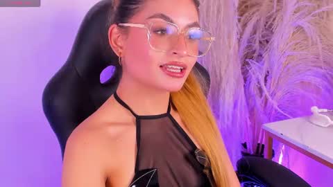 Snapshot of emilyjonesss_ chatting on June 2026 04:39:02 AM Emilyjonnes online show from June 2026 04:39:02 AM