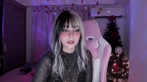 Snapshot of emilyrosss_ chatting on December 2024 10:02:02 AM EMILY online show from December 2024 10:02:02 AM