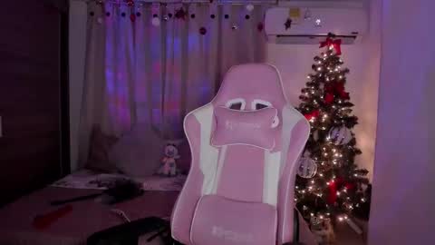 Snapshot of emilyrosss_ chatting on January 2025 09:00:01 AM EMILY online show from January 2025 09:00:01 AM