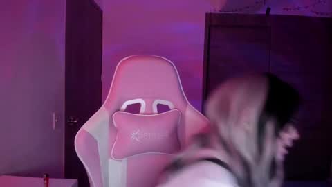 Snapshot of emilyrosss_ chatting on March 2025 04:26:02 AM EMILY online show from March 2025 04:26:02 AM