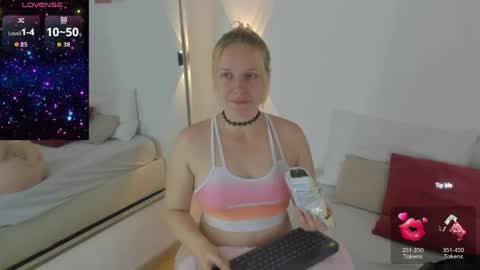Snapshot of emilysumer chatting on June 2026 03:43:02 AM Summer 3 online show from June 2026 03:43:02 AM