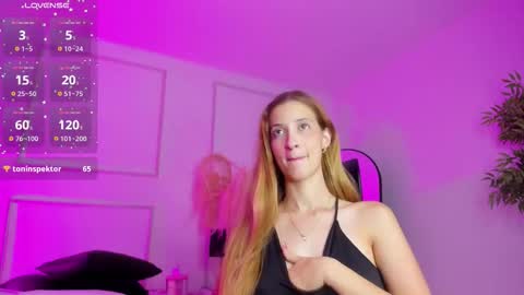 Snapshot of emilywillis8 chatting on October 2025 03:02:02 PM E M I L Y online show from October 2025 03:02:02 PM