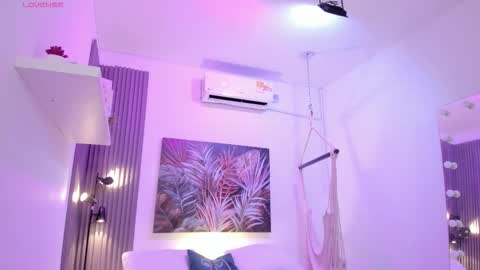 Snapshot of emma_alice_ chatting on October 2025 12:09:01 PM Alice online show from October 2025 12:09:01 PM