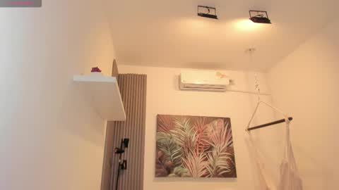 Snapshot of emma_alice_ chatting on November 2025 12:04:01 PM Alice online show from November 2025 12:04:01 PM