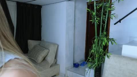 Snapshot of emma_blue_ chatting on April 2026 04:46:01 AM Emma Blue modelo independiente online show from April 2026 04:46:01 AM