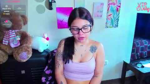 Snapshot of emma_boo_ chatting on June 2026 05:26:02 PM emma_boo_ online show from June 2026 05:26:02 PM