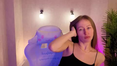 Snapshot of emma_clay chatting on December 2025 01:32:02 AM Bella online show from December 2025 01:32:02 AM