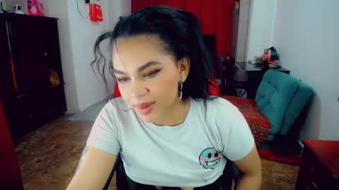 Snapshot of emma_diva chatting on April 2026 06:36:02 PM emma online show from April 2026 06:36:02 PM