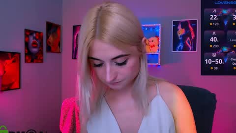 Snapshot of emma_hazell chatting on May 2026 07:20:01 PM Emma online show from May 2026 07:20:01 PM