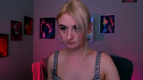 Snapshot of emma_hazell chatting on May 2026 07:20:02 PM Emma online show from May 2026 07:20:02 PM