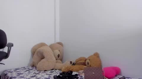 Snapshot of emma_lean chatting on October 2025 01:03:01 AM whises lits online show from October 2025 01:03:01 AM