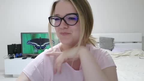 Snapshot of emma_misty_ chatting on April 2026 08:20:02 PM emma_misty_ online show from April 2026 08:20:02 PM