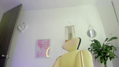 Snapshot of emma_rinaldi_ chatting on April 2026 03:43:01 PM Emma online show from April 2026 03:43:01 PM