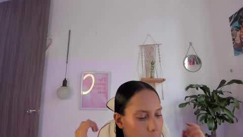 Snapshot of emma_rinaldi_ chatting on April 2026 06:20:01 PM Emma online show from April 2026 06:20:01 PM