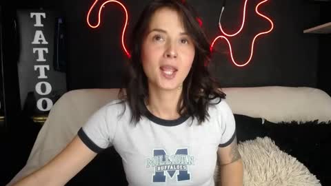 Snapshot of emma_sweethot chatting on April 2026 04:58:02 PM Emma Black online show from April 2026 04:58:02 PM