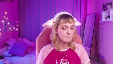 Snapshot of emma_thomps chatting on April 2026 03:10:02 PM Rose online show from April 2026 03:10:02 PM