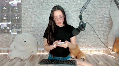 Snapshot of emma_unu chatting on April 2026 03:06:01 AM Emma online show from April 2026 03:06:01 AM