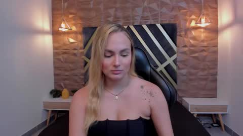 Snapshot of emmaa_white_ chatting on December 2025 05:30:01 PM EMMA online show from December 2025 05:30:01 PM