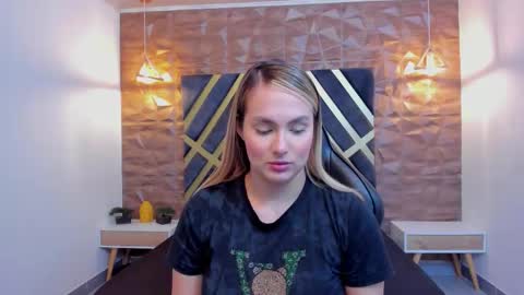 Snapshot of emmaa_white_ chatting on January 2026 05:18:01 PM EMMA online show from January 2026 05:18:01 PM