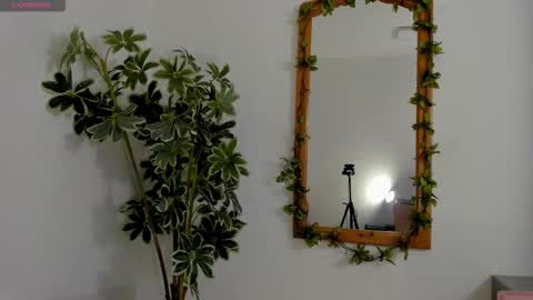 Emma  online show from December 2025 06:01:02 PM