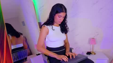 Snapshot of emmacollins01 chatting on March 2026 01:17:01 PM Emma online show from March 2026 01:17:01 PM