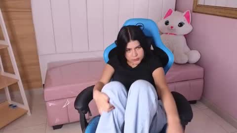 Snapshot of emmalee_a chatting on January 2025 04:37:01 PM Emma online show from January 2025 04:37:01 PM