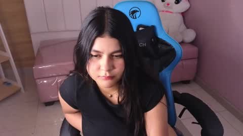 Snapshot of emmalee_a chatting on January 2025 07:40:01 PM Emma online show from January 2025 07:40:01 PM