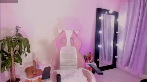 Snapshot of emmarusselx chatting on April 2026 08:44:02 PM Emma Russell online show from April 2026 08:44:02 PM