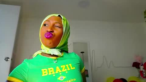 Snapshot of emmasanzoficial chatting on September 2025 11:45:01 AM Sara online show from September 2025 11:45:01 AM