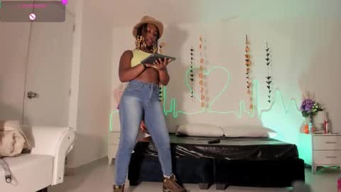 Snapshot of emmasanzoficial chatting on October 2025 11:33:02 AM Sara online show from October 2025 11:33:02 AM