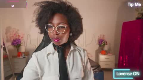 Snapshot of emmasanzoficial chatting on November 2025 12:03:01 PM Sara online show from November 2025 12:03:01 PM